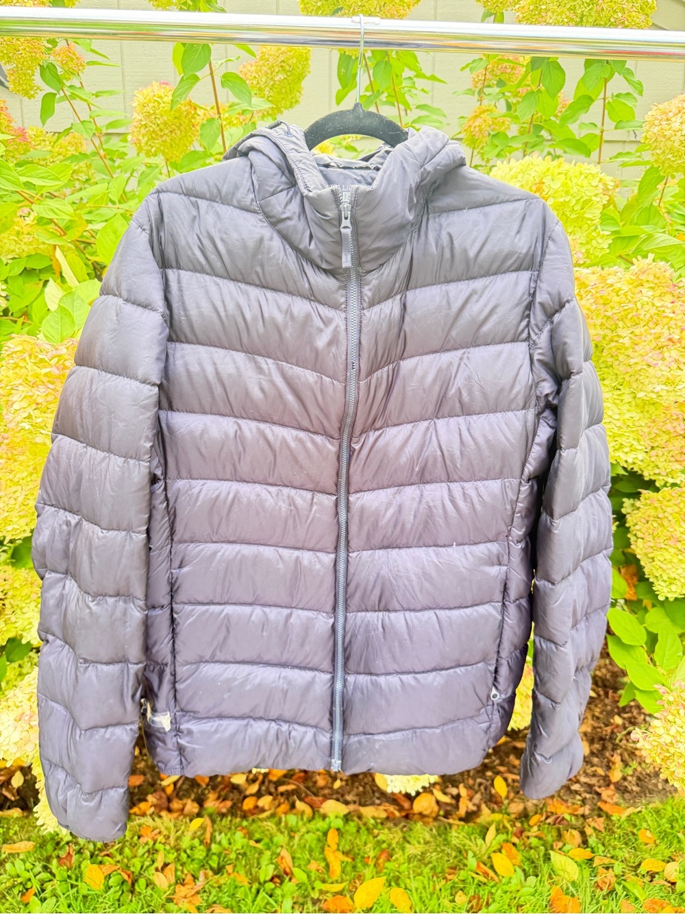 Uniqlo Men's Light Puffer Jacket in Gray with Hood